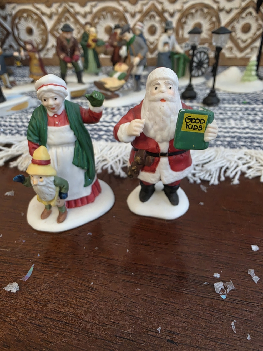 Department 56 Santa and Mrs. Claus Figurine Pair - Heritage Village